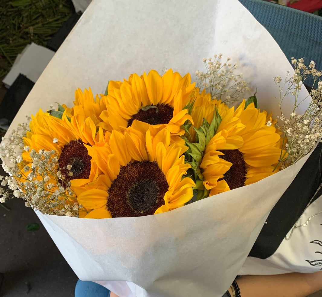Mini Bouquet 12 Sunflowers Buchon