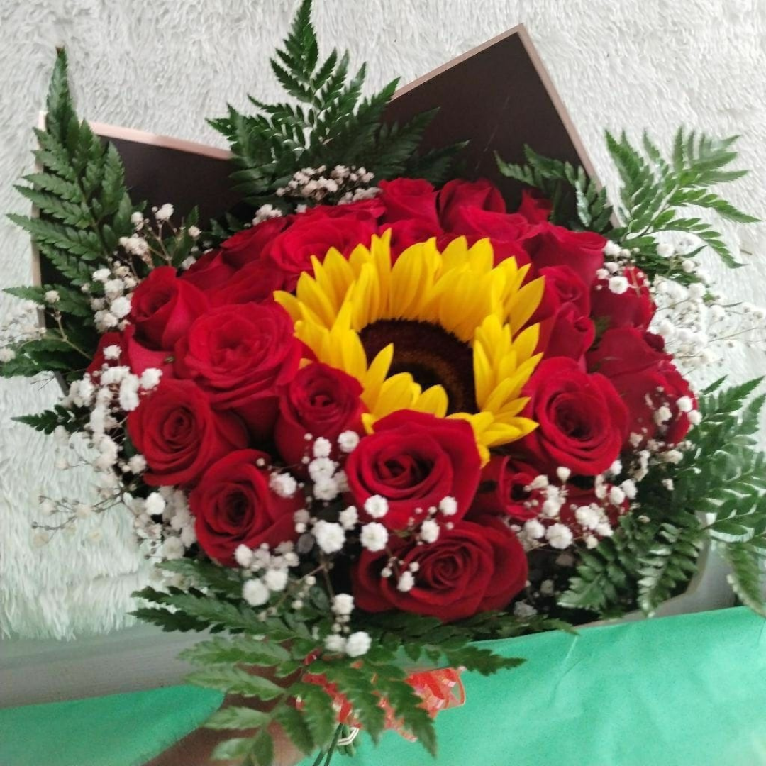 Mini Bouquet 24 Roses Flower and 1 Sunflower