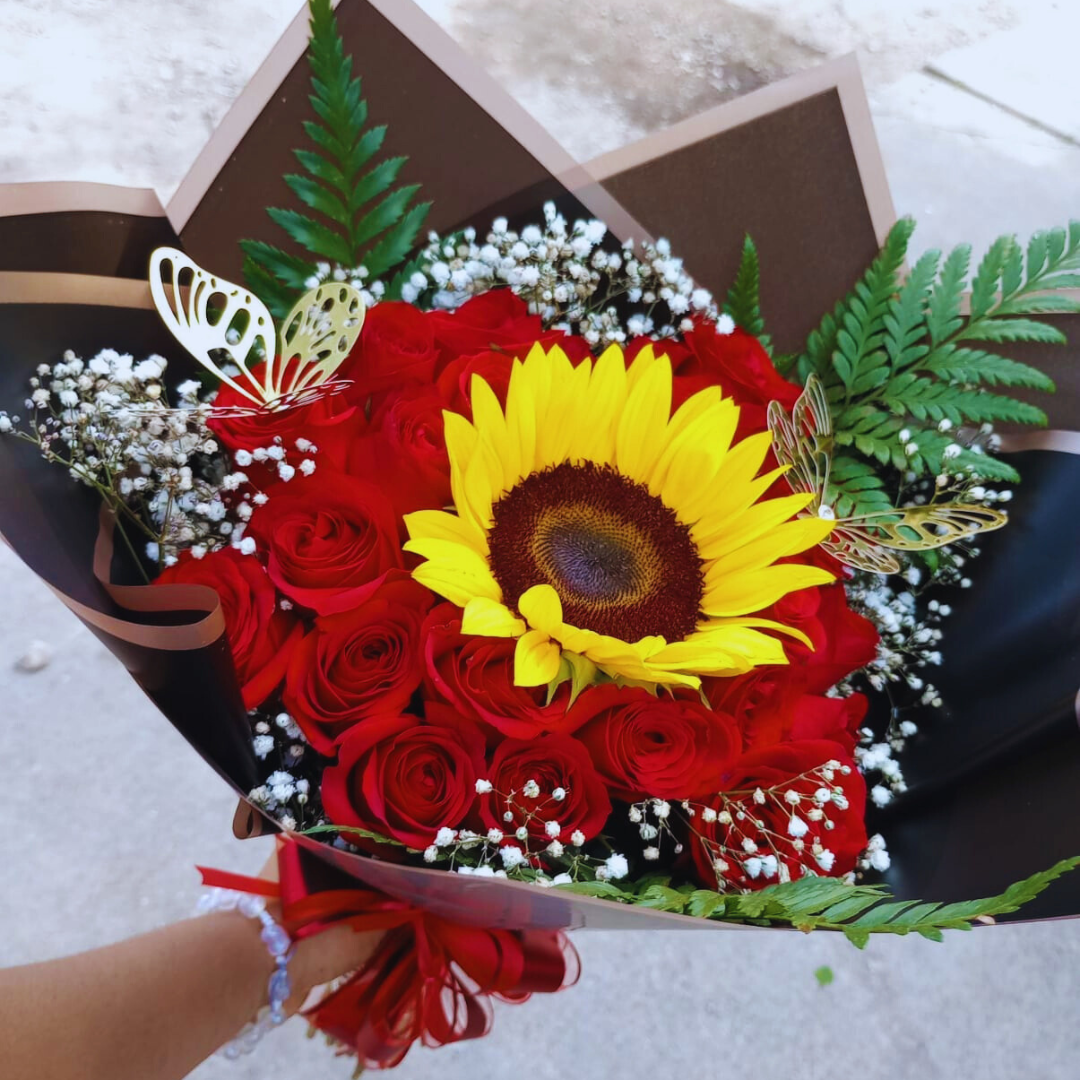 Mini Bouquet 24 Roses Flower and 1 Sunflower