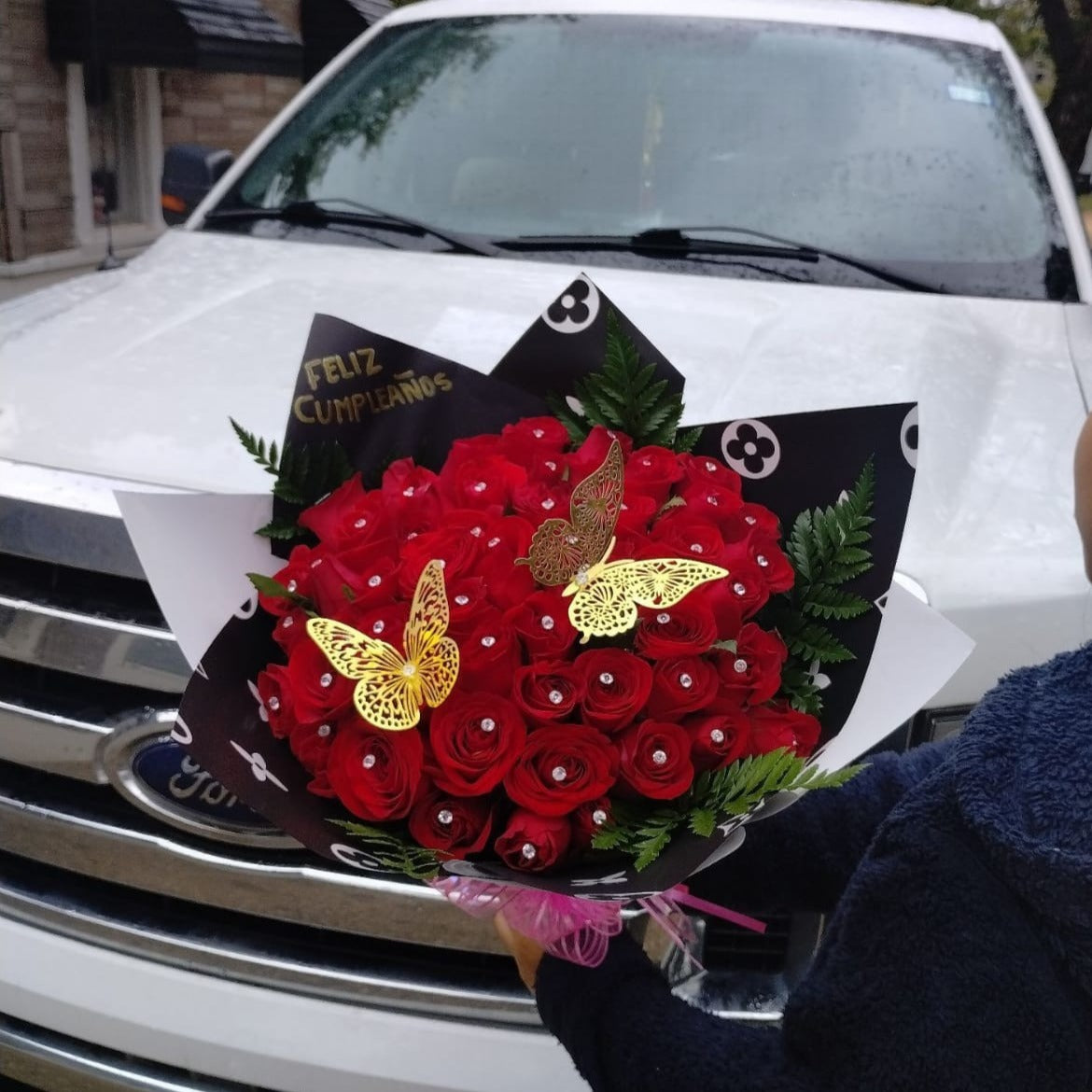 MEDIUM BOUQUET 💐50 ROSES WHITH DIAMONDS AND ACCESSORIES