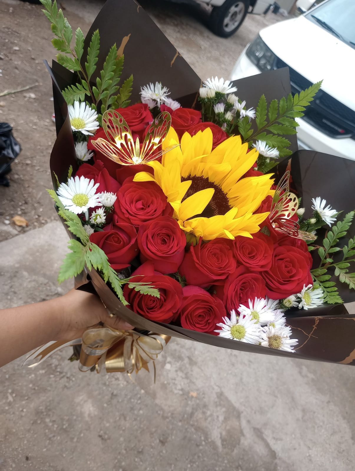 24 Roses & 1 Sunflower Bouquet with Accessories💐🌻🦋