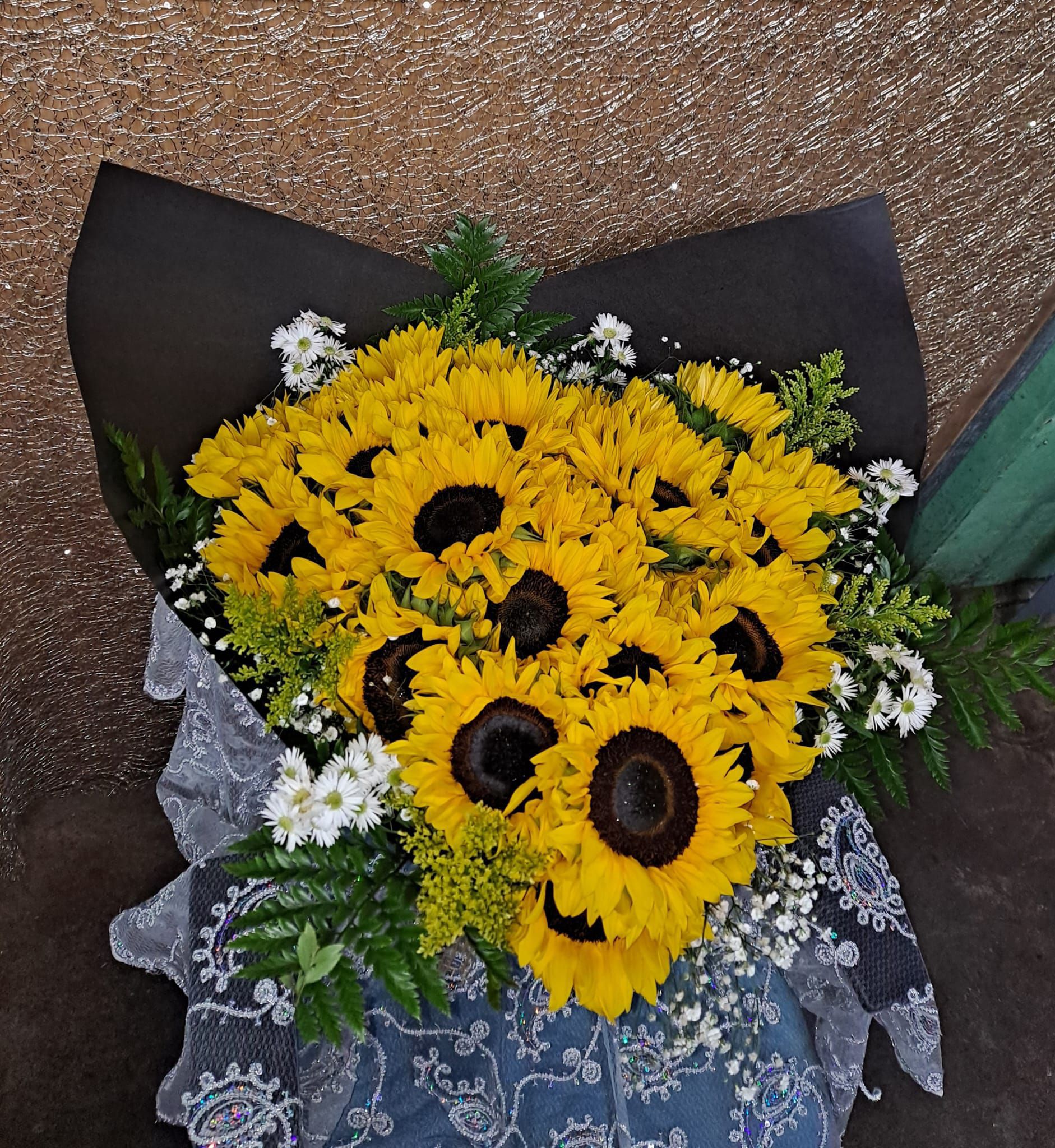 Medium Bouquet 24 Sunflowers Buchon 