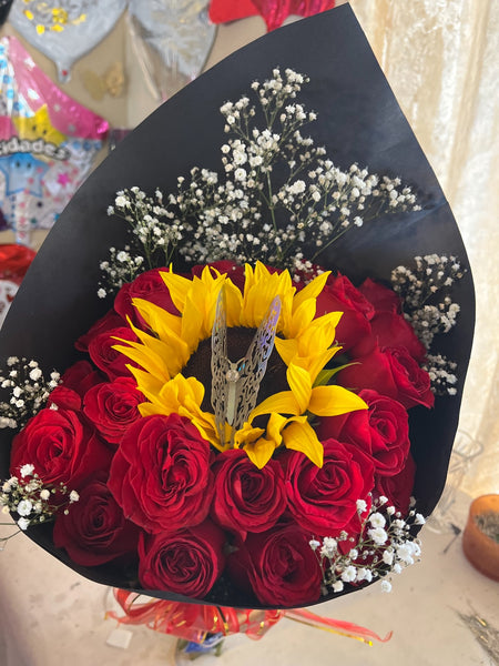Mini bouquet with roses and 1 sunflowers 🌻🌹